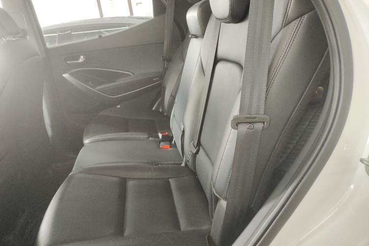 Used Hyundai Santa Fe 2015 2.0T Automatic Two-Wheel Drive Smart Version 5 Seats Left Rear Seat