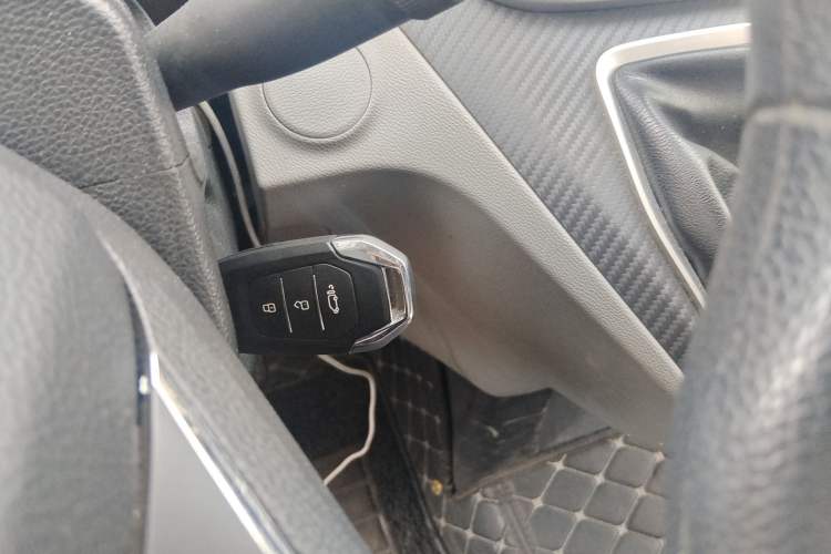 Used SAIC MAXUS Xintu V90 2020 2.0T Manual Yunjie Version Front-Wheel Drive with Single Rear Tire Short Wheelbase Mid-Height Design 6-Seater Interior 1