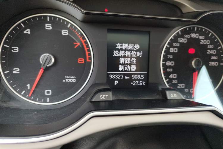 Used Audi A4L 2015 35 TFSI Automatic Comfort Model Odometer Close Up