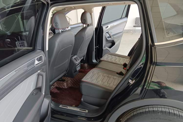 Used Volkswagen Tiguan L 2023 Restyled 330TSI Automatic Two-Wheel Drive R-Line Flagship Edition Left Rear Seat