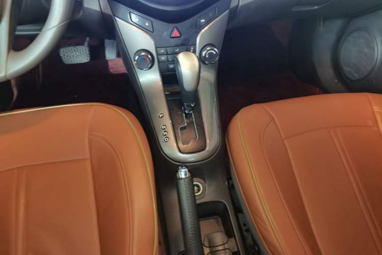 Used Chevrolet Cruze 2015 1.5L Classic SE AT Gear Lever