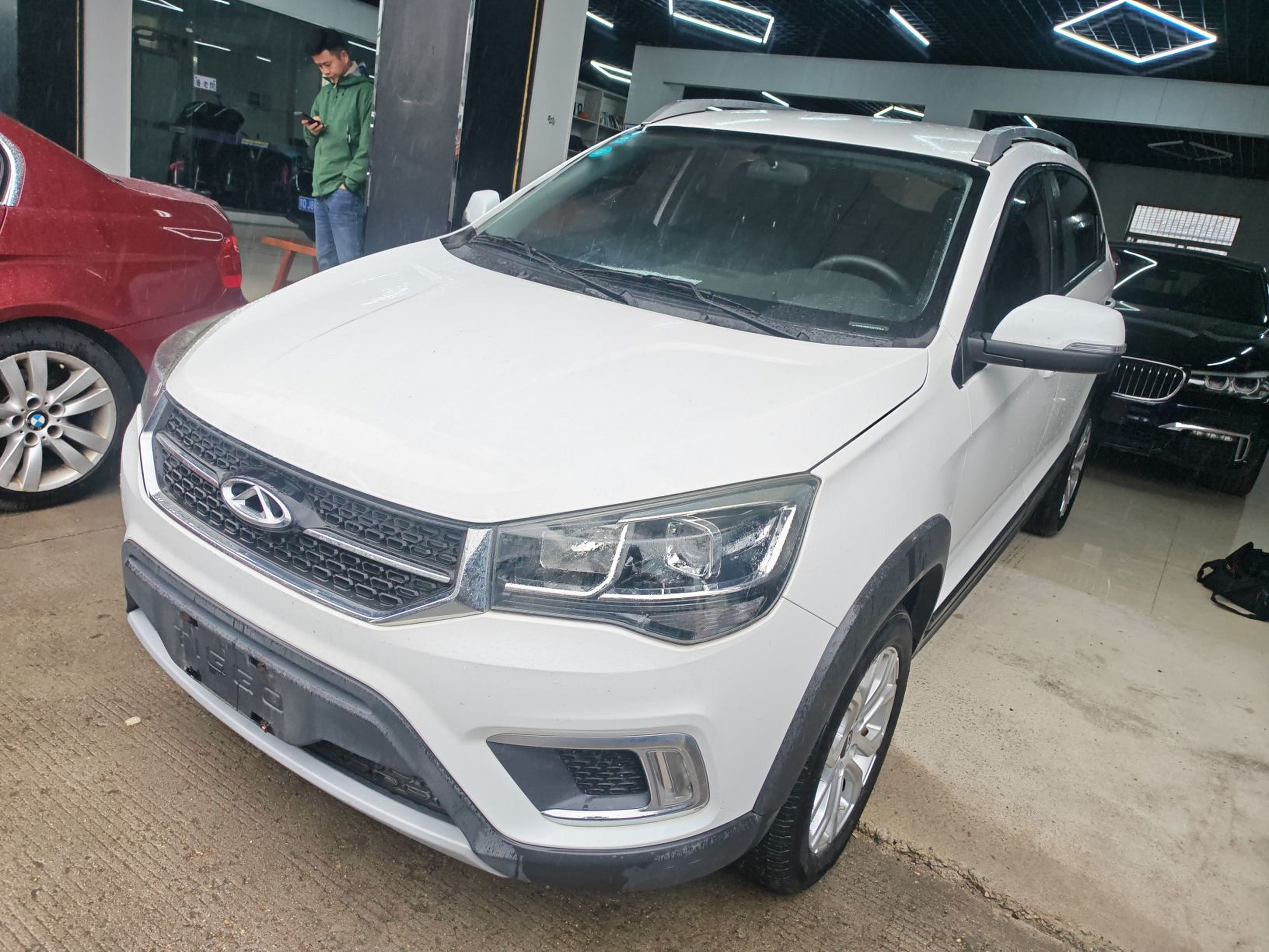 Под передней частью автомобиля