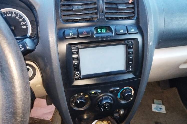 Used Huatai Santa Fe Classic 2012 2.0L Gasoline Manual Two-Wheel Drive with Sunroof
