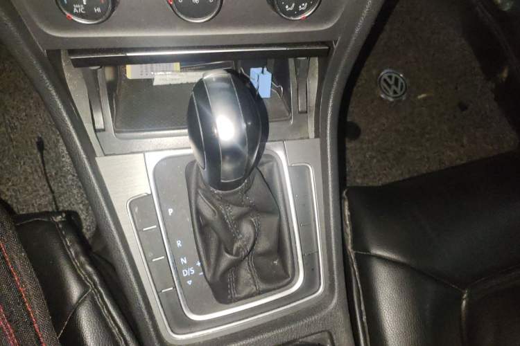 Used Volkswagen Golf 2016 1.6L Automatic Comfort Model Gear Lever