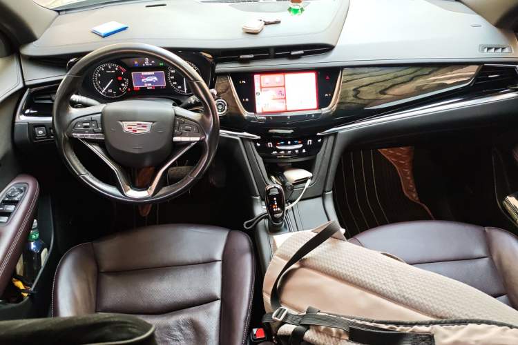 Used Cadillac XT6 2022 2.0T 7-Seater Two-Wheel Drive Luxury Version Center Console