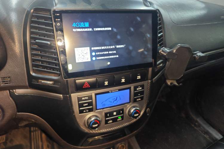 Used Hyundai Santa Fe Classic 2010 2.4 Luxury Edition 7-Seater Four-Wheel Drive Audio And AC Panel