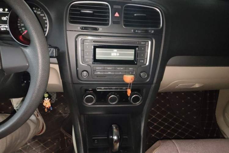 Used Volkswagen Golf 2012 1.6L Automatic Fashion Model Audio And AC Panel