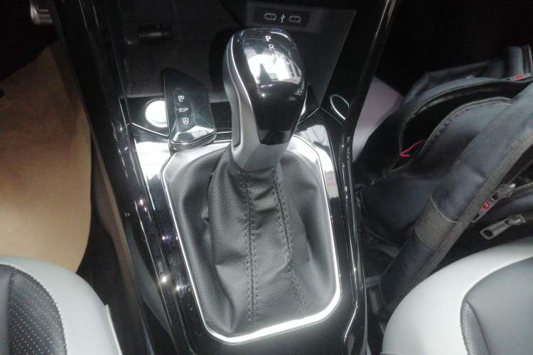 Used Volkswagen T-ROC 2023 300TSI DSG Two-Wheel-Drive Chen Guang Edition Gear Lever