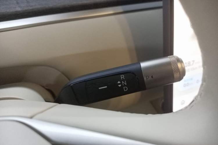 Used ONVO Luxeed L90 2025 Model—Ultra Six-Seater Version Gear Lever