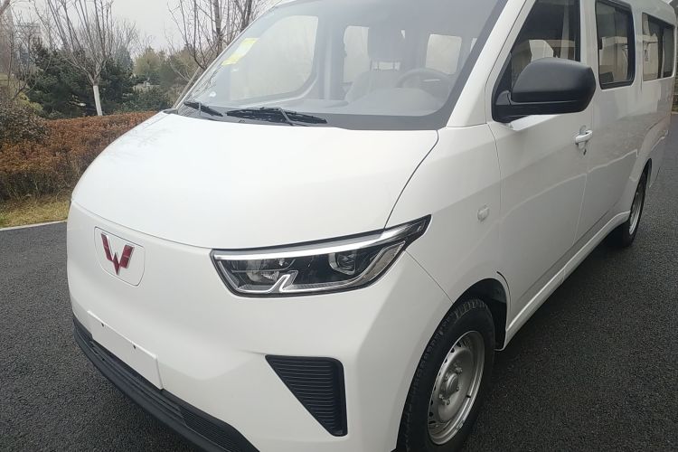 Used Wuling Yangguang 2024 300KM Comfort Version Passenger Van 75kW
