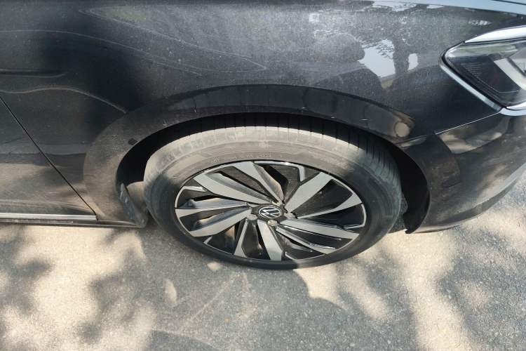 Used Volkswagen Passat 2024 330TSI Elite Edition Right Front Wheel Hub