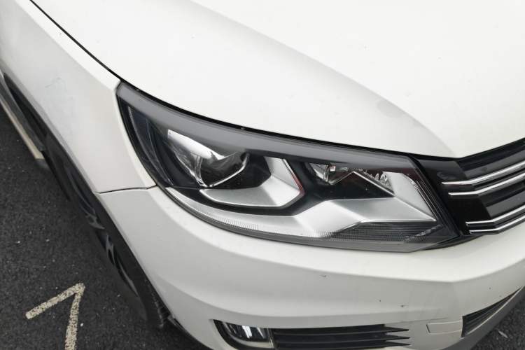 Used Volkswagen Tiguan 2013 2.0 TSI Automatic All-Wheel Drive Luxury Edition Right Front Headlight