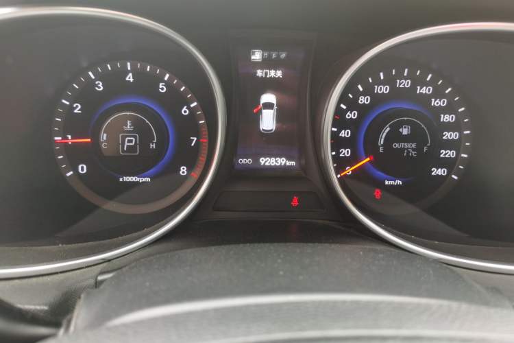 Used Hyundai Santa Fe 2013 2.4L Automatic Two-Wheel Drive Smart Version Odometer Close Up