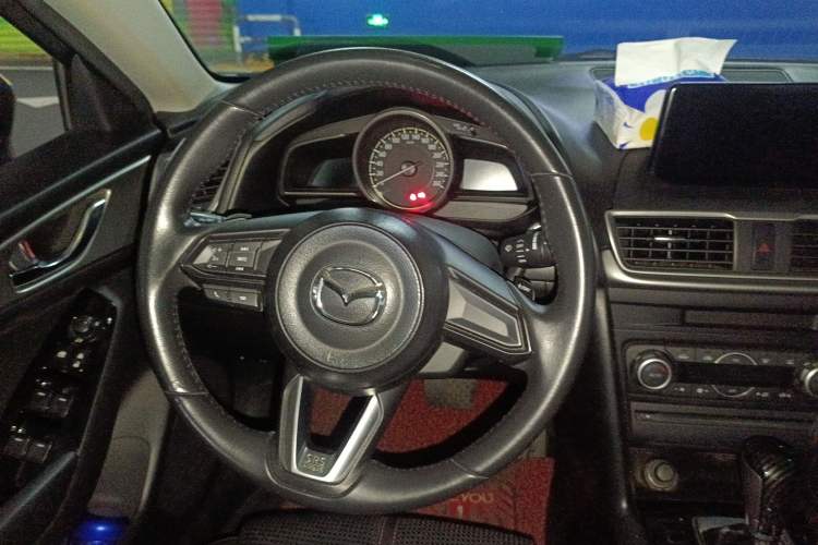 Used Mazda 3 Axela 2017 Hatchback 2.0L Automatic Luxury Model China VI Standard Steering Wheel