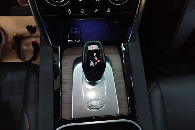 Used Land Rover Discovery Sport 2022 Restyled 249 PS R-Dynamic SE Performance Tech Edition 5 Seats Gear Lever
