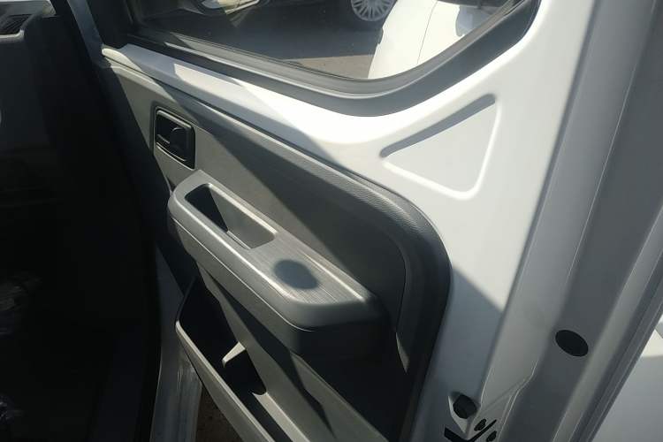 Used Wuling Yangguang 2024 300KM Comfort Version Passenger Van 75kW