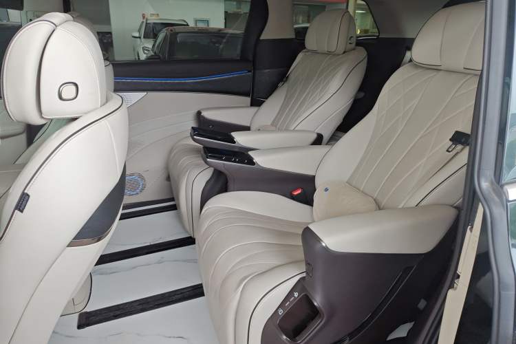 Used Denza D9 2024 DM-i 980 Four-Wheel Drive Prestige Model Left Rear Seat