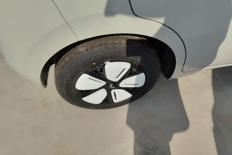 Used Wuling Hongguang MINIEV 2025 Four-Door Version Advanced Edition Right Rear Wheel Hub