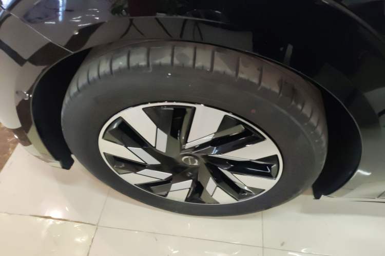 Used Volvo EM90 2025 Ultra Six-Seater
