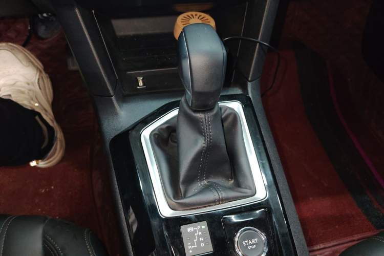 Used Peugeot 408 2022 1.6T Light-Chasing Edition Gear Lever