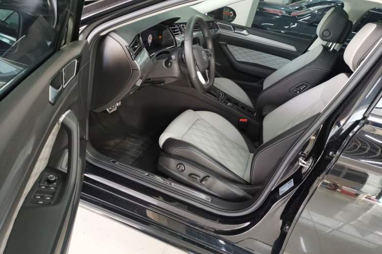 Used Volkswagen Magotan 2023 2 Million Units Limited Edition 330TSI DSG Leading Version Driver Seat