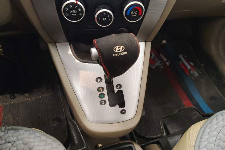 Used Hyundai Tucson 2009 2.0L Automatic Two-Wheel Drive with Sunroof Gear Lever