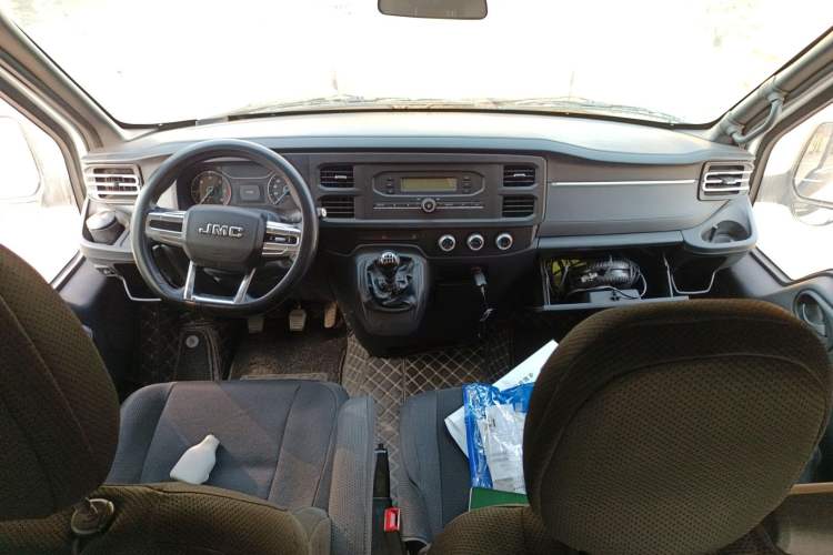 Used JMC Fushun 2022 2.0T Manual Multi-Function Passenger Vehicle Short Wheelbase Mid-Height Roof 6-Seater