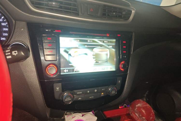 Used Nissan X-Trail 2014 2.0L CVT Comfort Edition 2WD Audio And AC Panel