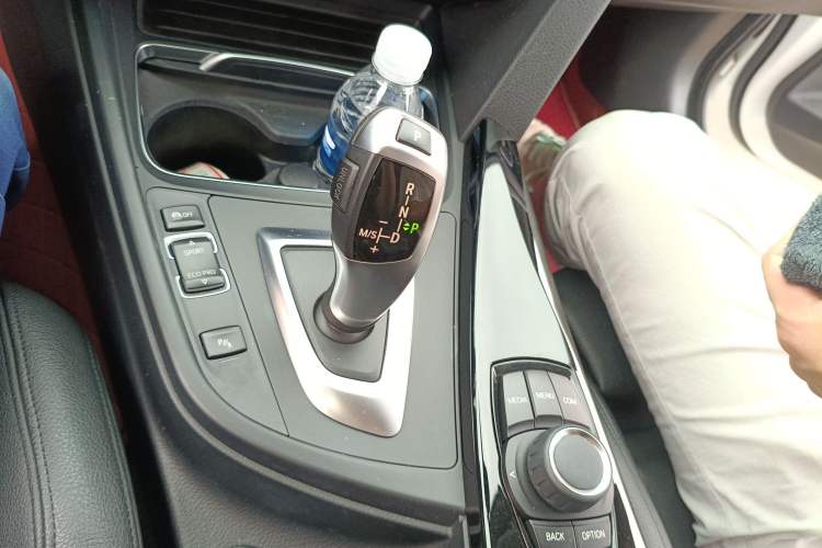 Used BMW 3 Series GT 2018 320i Sport Edition Gear Lever