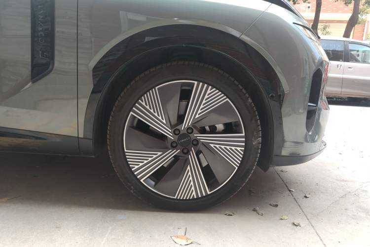 Used Lynk & Co 08 EM-P 2023 220km All-Wheel-Drive Performance Halo Right Front Wheel Hub