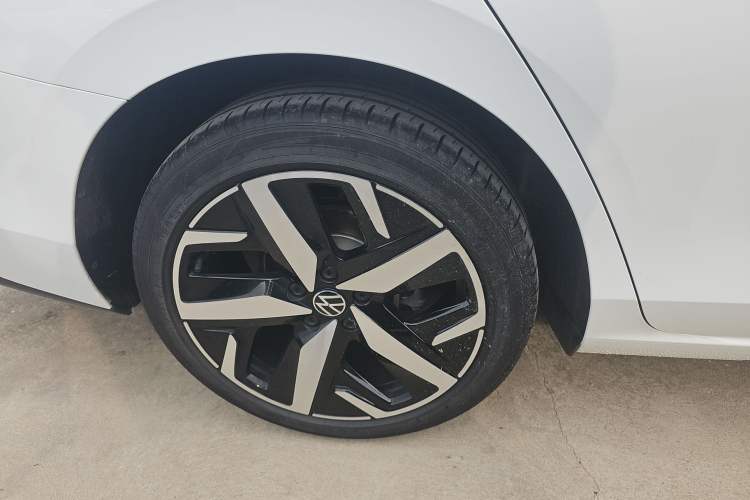 Used Volkswagen Lamando 2024 Lavida L 280TSI DSG Cool & Spicy Edition Right Rear Wheel Hub