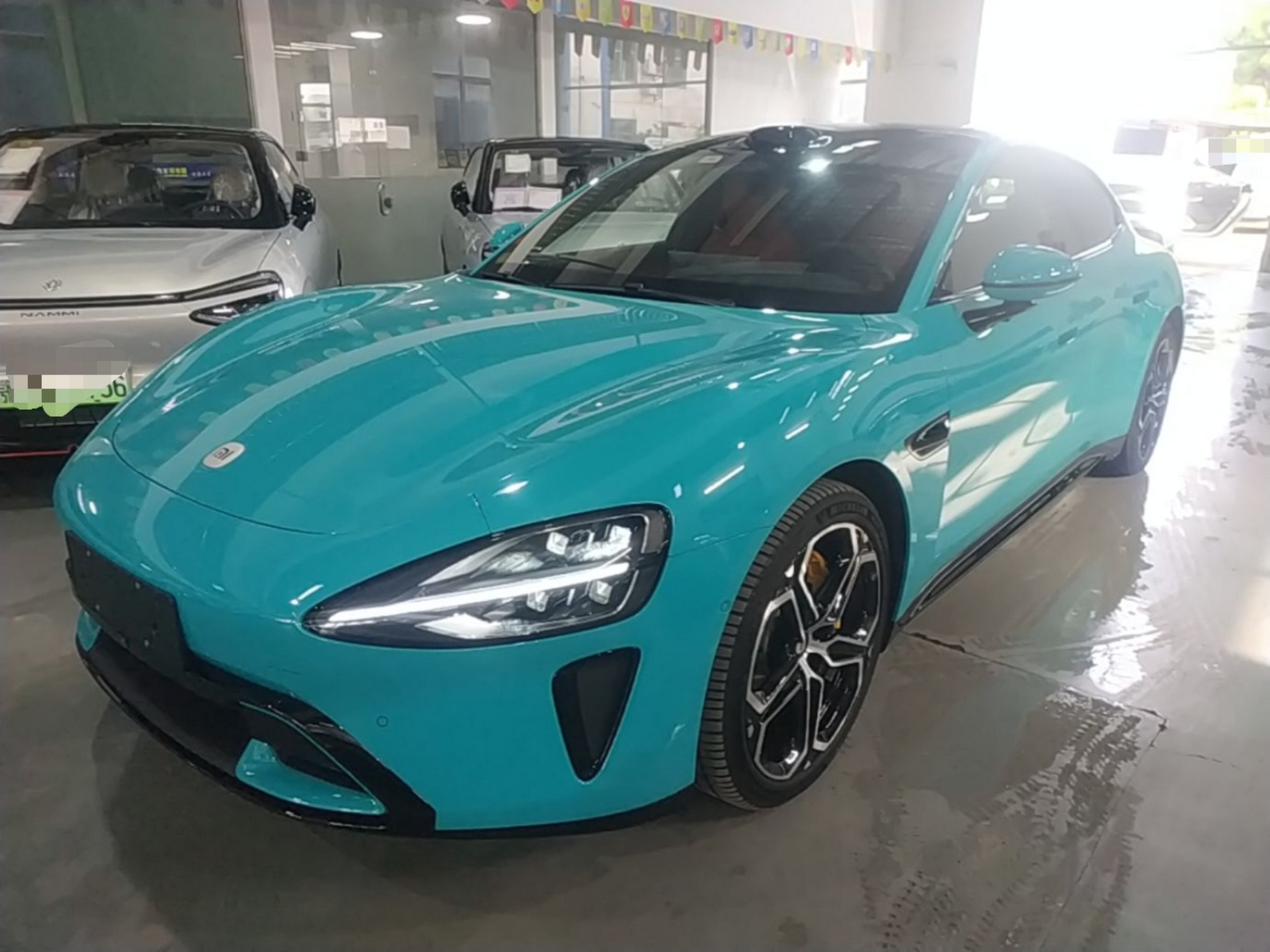 تحت مقدمة السيارة