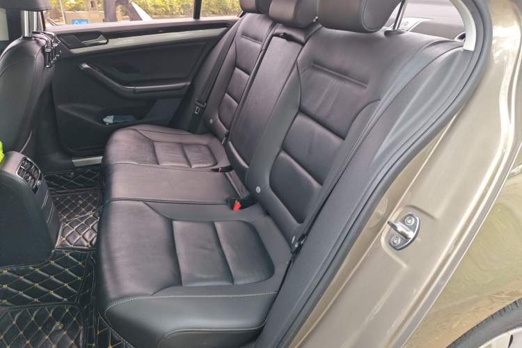 Used Volkswagen Sagitar 2015 1.6L Automatic Comfort Model Interior 4