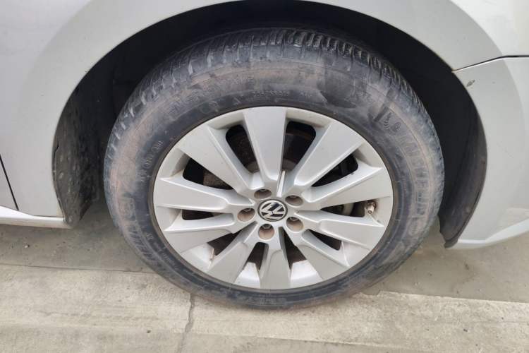 Used Volkswagen Lavida 2013 Restyled Classic 1.6L Manual Comfort Edition Right Front Wheel Hub