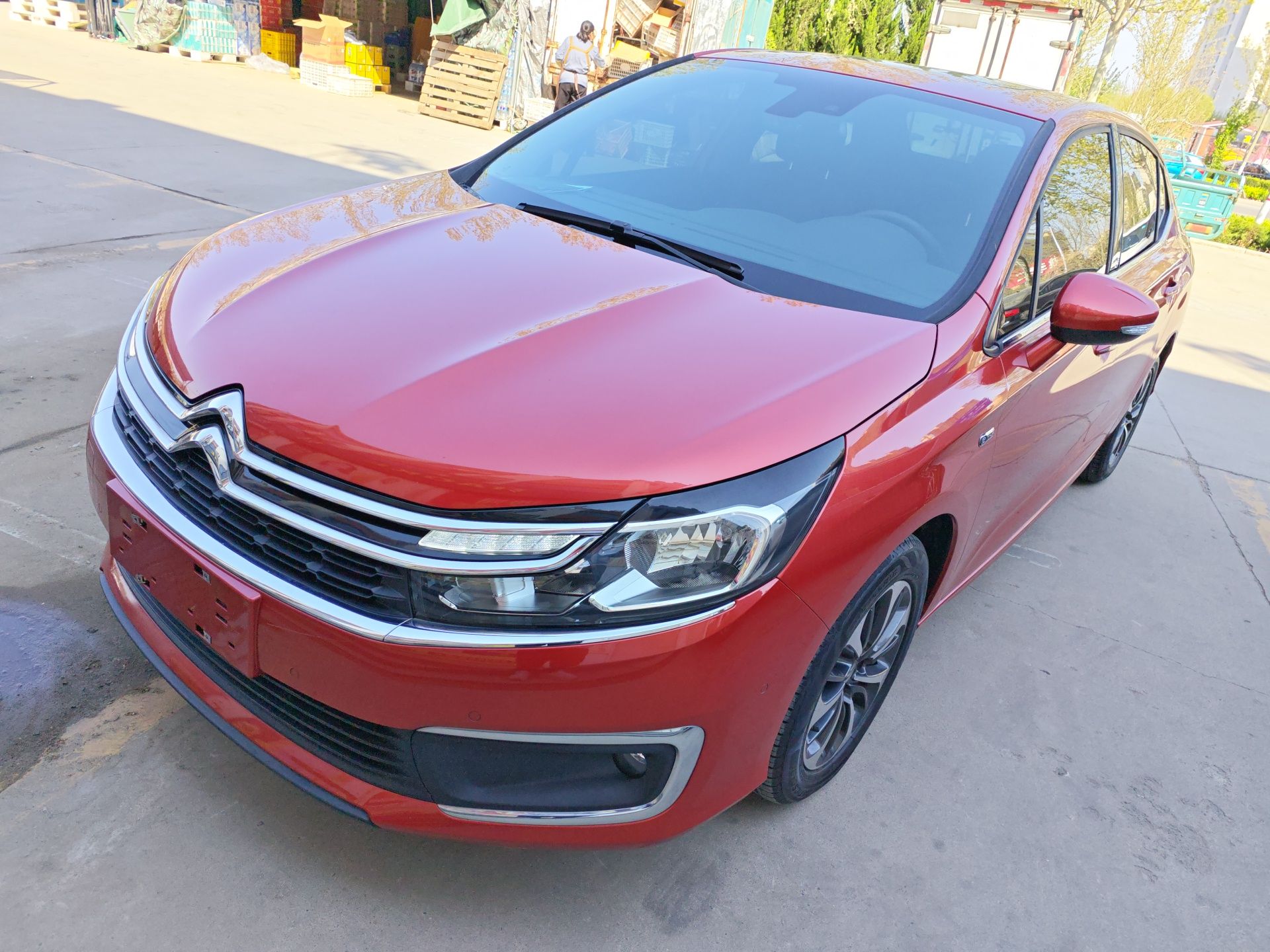 تحت مقدمة السيارة