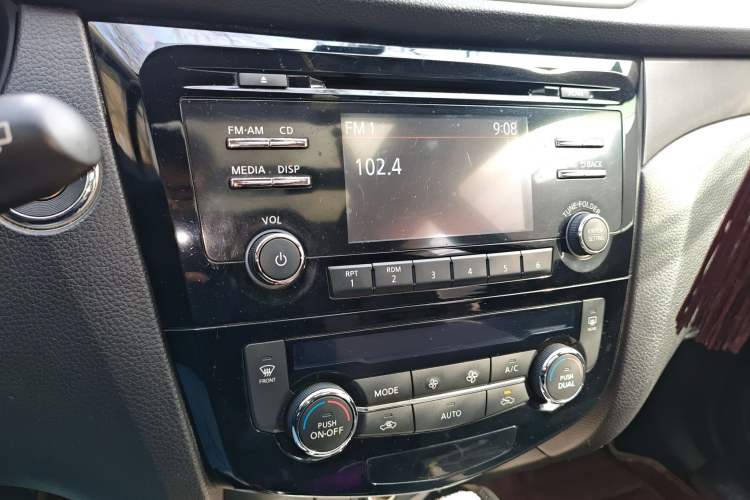 Used Nissan X-Trail 2015 2.0L CVT Comfort MAX Edition 2WD Audio And AC Panel