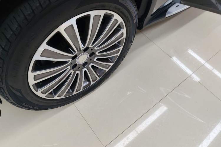 Used Mercedes-Benz GLC 2022 Second Facelift GLC 260 L 4MATIC Dynamic Edition Left Front Wheel Hub