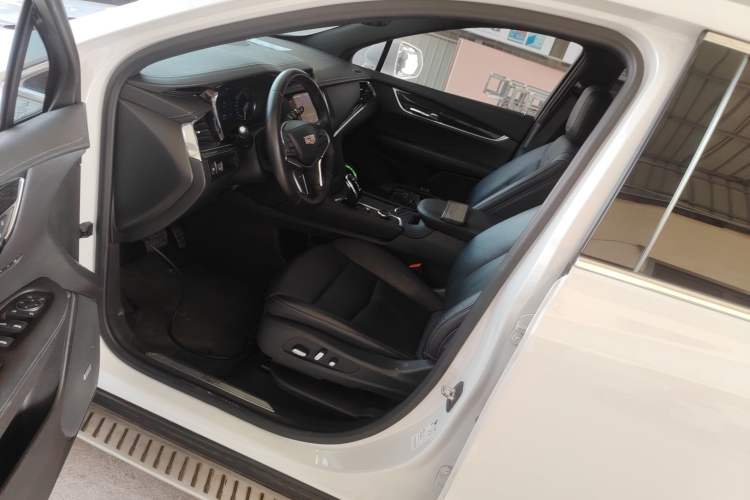 Used Cadillac XT5 2020 28T Luxury Version Left Front Seat