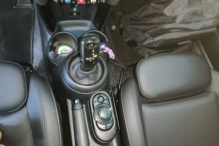 Used MINI 2023 1.5T COOPER Midnight Escape Special Edition Gear Lever