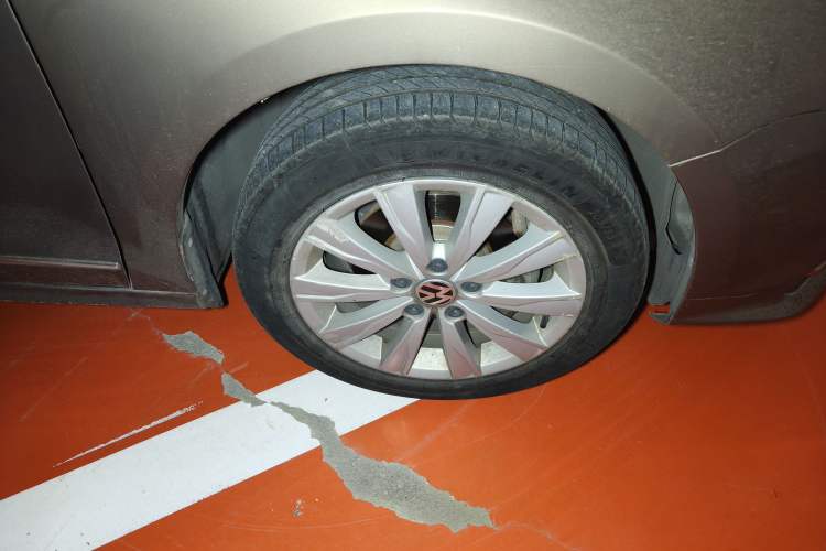 Used Volkswagen Sagitar 2015 1.6L Automatic Comfort Model Right Front Wheel Hub