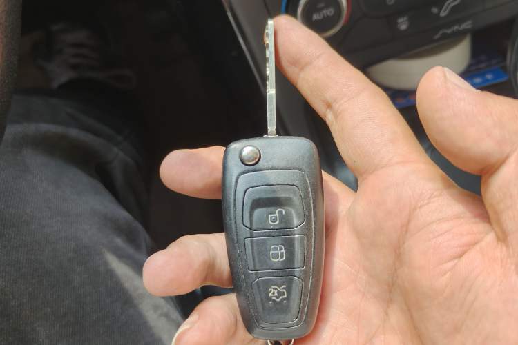 Used Ford Focus 2015 Hatchback EcoBoost 125 Automatic Supreme Style Edition Vehicle Key