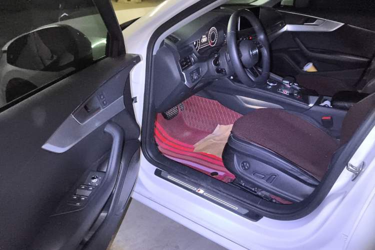 Used Audi A4L 2019 40 TFSI Fashion Edition China VI Emission Standard Driver Seat