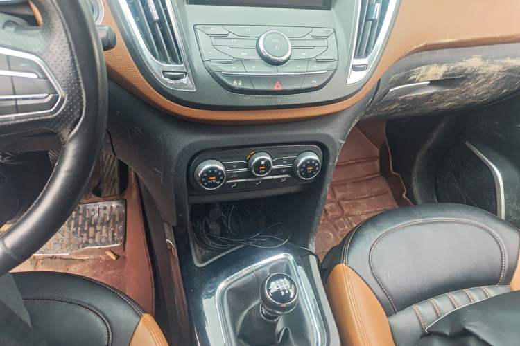 Used Soueast DX7 2015 1.5T Manual Luxury Model Audio And AC Panel