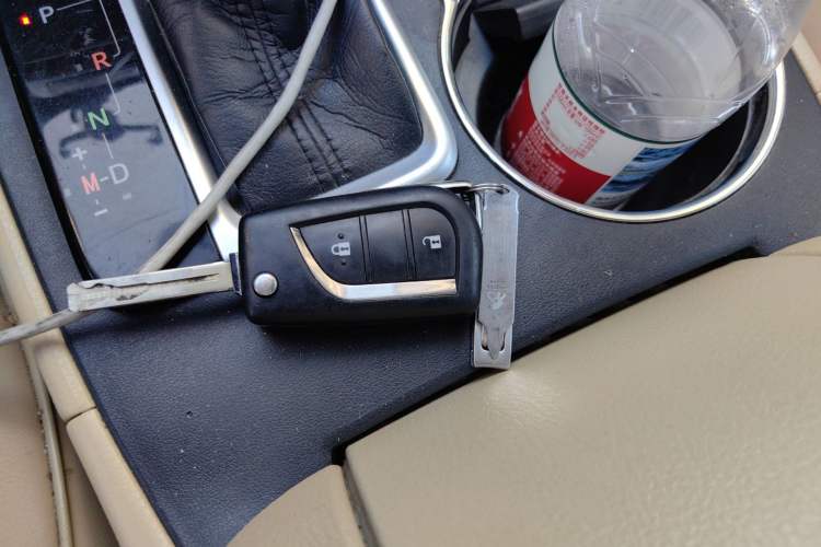 Used Toyota Highlander 2018 2.0T Four-Wheel Drive Elite Edition 7 Seats China VI Standard Vehicle Key