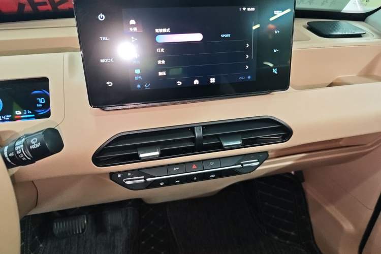 Used Geely Galaxy Panda 2023 Panda Mini 200km Endurance Bear Audio And AC Panel