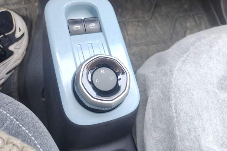 Used Geely Galaxy Panda 2024 Panda Mini 200km Endurance Bear Gear Lever