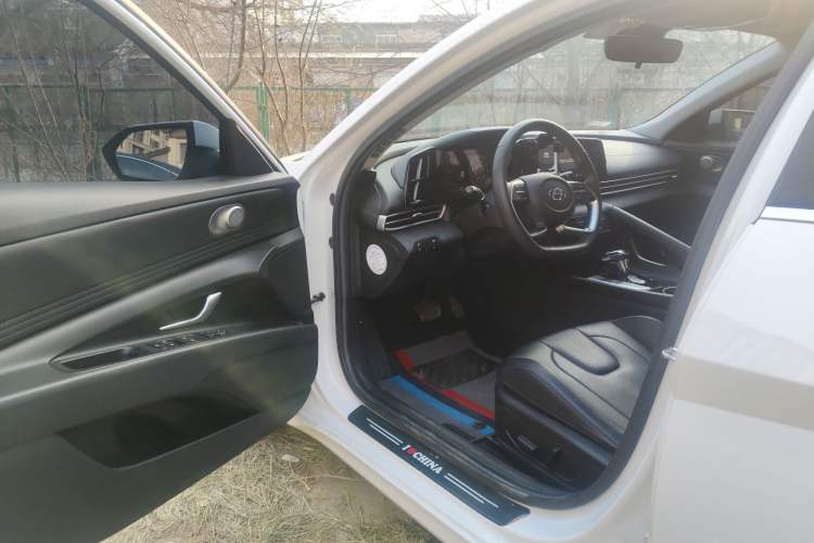 Used Hyundai Elantra 2021 1.5L CVT LUX Prestige Edition Driver Seat