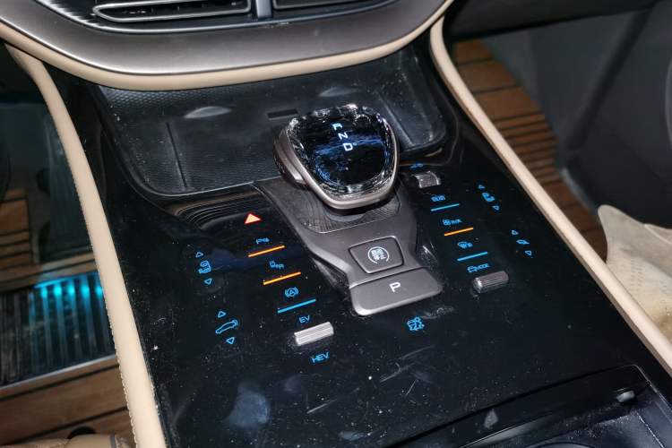 Used Denza D9 2022 DM-i 1040 Prestige Model
