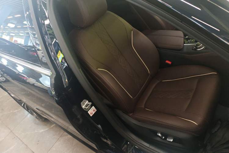 Used BMW 5 Series 2022 Restyled 530Li Leading Edition M Sport Package Right Front Seat