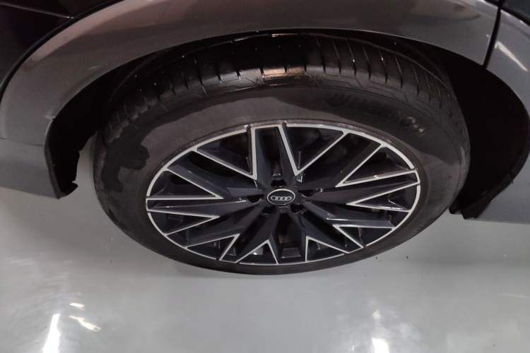 Used Audi Q5 e-tron 2022 40 e-tron Starry Edition Luxury Package Right Rear Wheel Hub